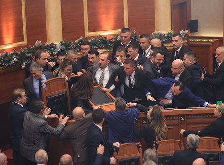 Kaosi në Kuvend, përjashtohen për 30 ditë 6 deputetë të PD