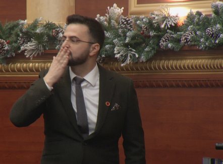 “Deputetët u ndezën nga puthja e Endrit Shabanit