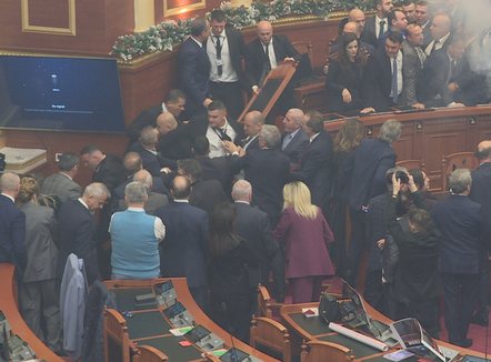 Kaosi në Kuvend, PS përjashton 6 demokratë, amnistohet Sali Berisha 