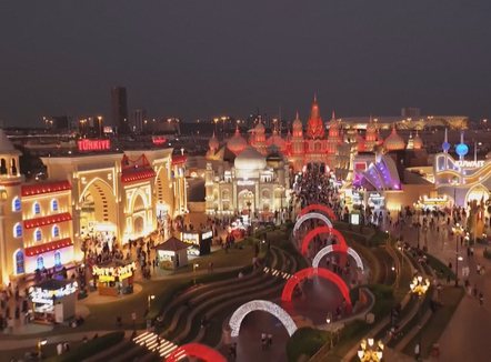 Ndizet pema e Krishtlindjeve, Dubai çel sezonin festiv me drita dhe ngjyra