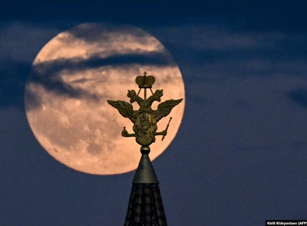 Rusia synon të ndërtojë një central bërthamor në Hënë