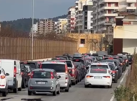 Emigrantët kthehen për festa, fluks në Vlorë