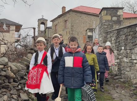 Rehova rikthen traditën, kolendrat lajmërojnë ardhjen e Krishtlindjes