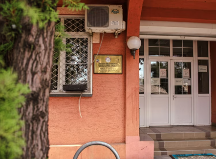 Tre ditë para zgjedhjeve, Serbia hap vende të reja pune në institucionet e saj shëndetësore në Kosovë