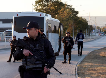Turqia arreston 115 pjesëtarë të dyshuar të IS-it që “planifikonin sulme për Vitin e Ri”
