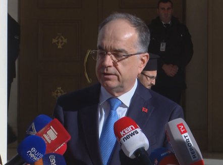 Begaj uron Krishtlindjen: Mesazh dashurie, solidariteti dhe harmonie ndërfetare për të gjithë shqiptarët