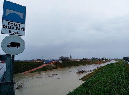 Mot i keq përfshin Italinë, alarm i kuq në disa rajone rrëshqitje dheu dhe evakuime 