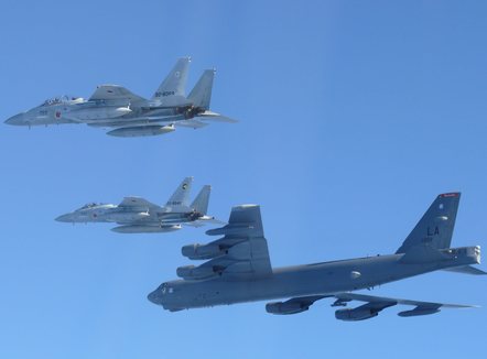 Përballë kërcënimit kinez, Japonia armatoset “gjer në dhëmbë”