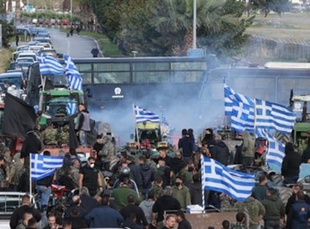 Fermerët grekë në protestë, bllokohet aksi Kakavijë-Janinë