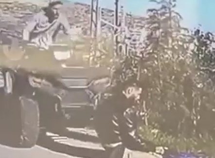 Ushtari izraelit përplas palestinezin teksa po falej