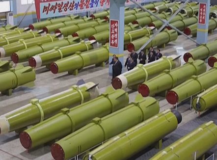 Për çfarë përgatitet Koreja komuniste? Kim Jong Un urdhëron rritjen e prodhimit të raketave në 2026