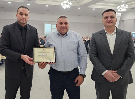 I shpëtoi jetën qytetarit pas shpërthimit të bombës molotov në protestën e opozitës, Proda dekoron inspektorin e policisë