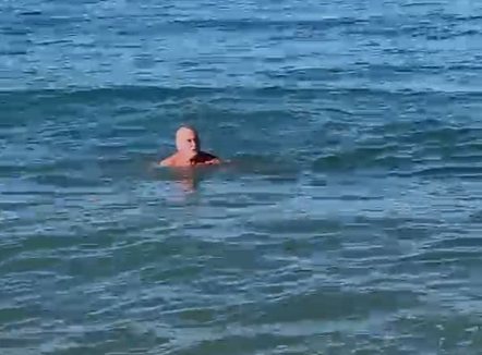 Të moshuarit në Vlorë sfidojnë të ftohtin, lahen në det edhe në dhjetor