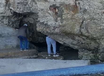 Vlora prej 24 orësh pa ujë të pijshëm, qytetarët mbushin ujë në burime