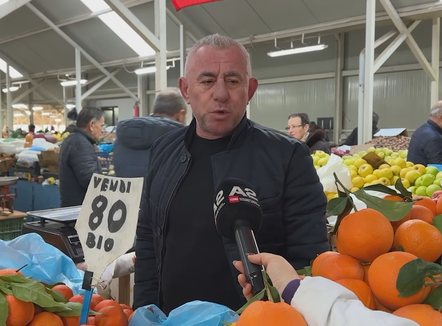 Festa në prag! Durrësi i vakët edhe në blerje, tregtarët në pritje të qytetarëve