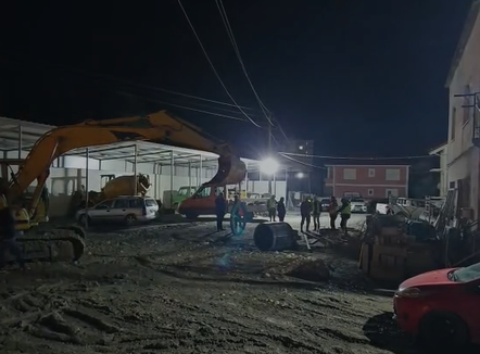 Dëmtimi i linjës së furnizimit me ujë në Vlorë, vijon puna për riparimin edhe mbrëmjen e së shtunës