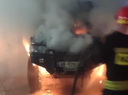 Përfshihet nga flakët një makinë në Pogradec, ja çfarë dyshohet