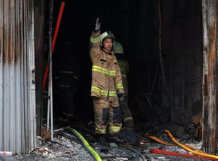 U përfshinë nga flakët ndërsa flinin në dhomat e tyre, 16 viktima nga zjarri në një azil pleqsh në Indonezi