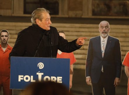 PD zhvillon ‘Foltoren’ e radhës para Kryeministrisë, Berisha: Gys Agasi rrahu me grushta Ulsi Manjën në zyrë!