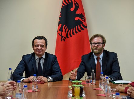 “Kemi arritur në thurje këngësh për Albinin”, Abazi: Kurti ngre kurthe, po tenton ta bëjë skenën politike të Kosovës si të Shqipërisë