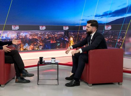 “Vëllai më këputi një shkelm dhe dola në skenë”, Mehdi Malkaj rrëfen në “Off the Record” si nisi rrugëtimi i tij artistik