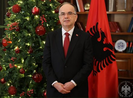 Presidenti Begaj uron shqiptarët për Vitin e Ri: Familja i jep forcë shoqërisë sonë