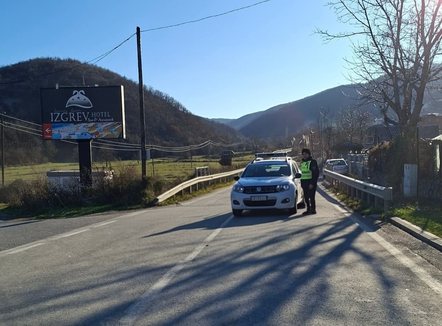 Bllokohet prej dy ditësh aksi Strugë-Qafë Thanë, paralizohet qarkullimi për festat e Vitit të Ri