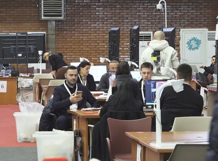 Festa pezullon punën, këtë javë nis numërimi i votave me postë