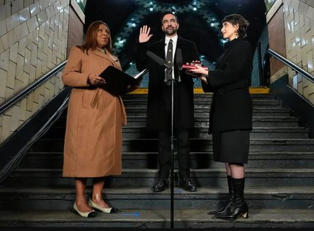 I pari mysliman kryetar bashkie në Nju-Jork, Zohran Mamdani betohet mbi Kuran