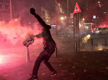 Viti i Ri nis me “luftë” me fishekzjarre ndaj policisë