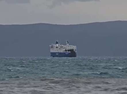 Reshje dhe erë e fortë, pezullohen lundrimet në Vlorë