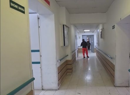 Të dehur dhe të intoksikuar, dhjetëra qytetarë përfundojnë në spital pas natës së ndërrimit të viteve