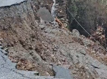 Rrëshqitje masive e dheut, bllokohet aksi Ura e Shtrejtë-Prekal