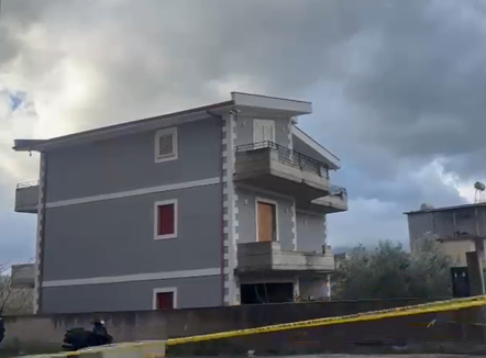 Vrasja e gruas në Orikum, flasin familjarë të çiftit: Dyshohet se 44-vjeçarja u mbyt me fashetë!