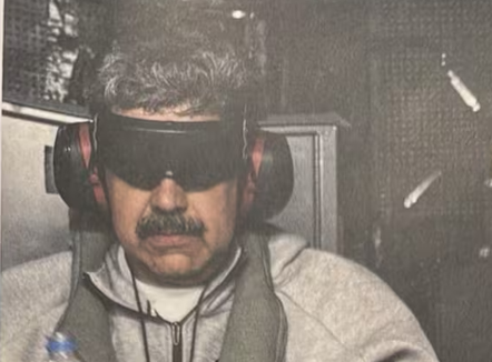 Me pranga dhe syze të errëta, Presidenti Trump poston fotografinë e Maduros pas kapjes nga ushtria e SHBA