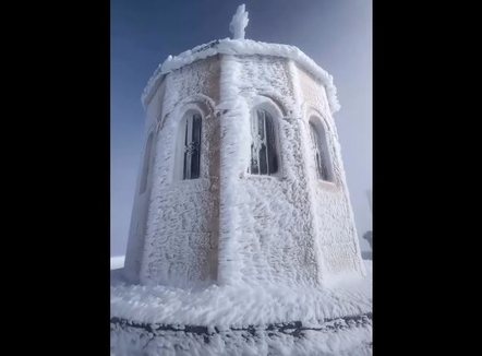 Tyrbja e Abaz Aliut mbulohet nga bora, Rama ndan pamjet magjepsëse nga Mali i Tomorrit 