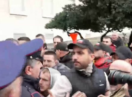 Protestuesit përplasen me policinë para Kryeministrisë, shtohen përforcimet në radhët e efektivëve
