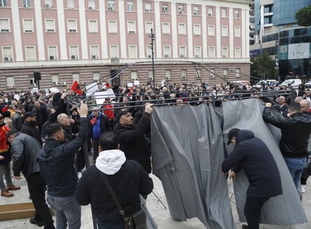 “Shqipëria bëhet” ngre çadrat para kryeministrisë, Lapaj për A2CNN: Protesta është përballje deri sa vendoset e drejta