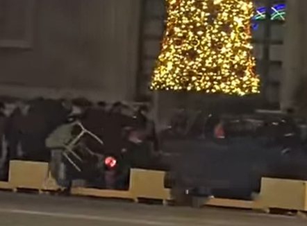 “Lapaj jashtë rrezikut për jetën, por vijon në spital”. Edhe dy policë të lënduar pas përplasjes gjatë natës te Kryeministria