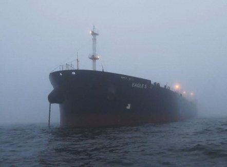 Hetuesit inspektojnë anijen e dyshimtë, Letonia raporton dëmtim të kabullit në Detin Baltik