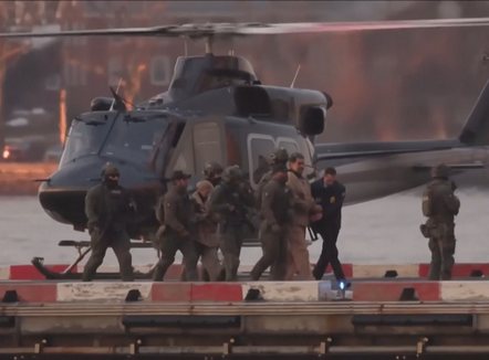 Me pranga në këmbë dhe veshje burgu, Maduro nuk pranon fajësinë: Jam President, SHBA më rrëmbeu