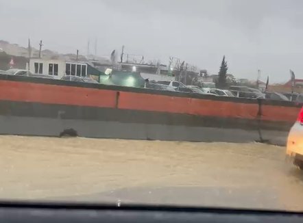 Përmbytje në aksin Tiranë-Durrës, bllokohet rruga, devijohet kalimi