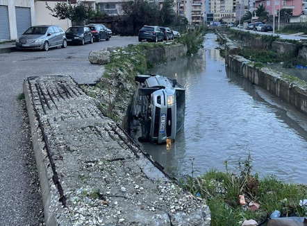 Makina humb kontrollin dhe përfundon në kanal në Vlorë