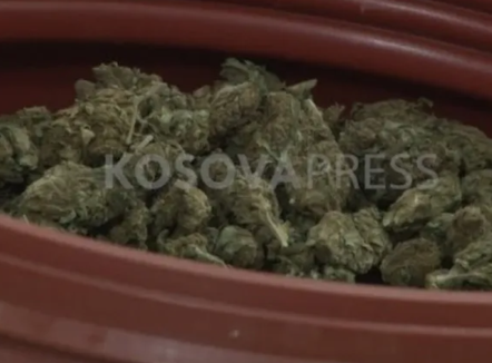 Policia konfiskon armë dhe drogë në Prishtinë, arrestohen dy persona