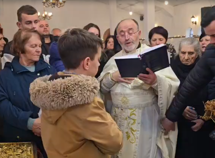 Moti i keq ndryshon traditën në Ersekë, kryqi i bekuar i jepet 13-vjeçarit brenda kishës