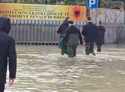 Përmbytet kati i parë i burgut të Durrësit, zhvendosen të paraburgosurit