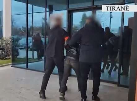 Iu gjet pushkë në banesë, arrestohet 31-vjeçari nga Lalmi