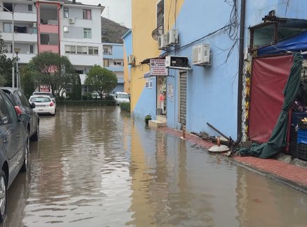 Reshjet intensive të shiut, përmbytet Lezha, probleme në qytet dhe fshatra