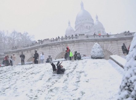 Ski në Paris, bora e rrallë ndryshon panoramën e kryeqytetit francez