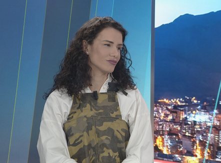 Durrësi nën ujë, zyrtarja e PD paraqitet me çizme në studio: Më shpejt do shkoja me not në shtëpi